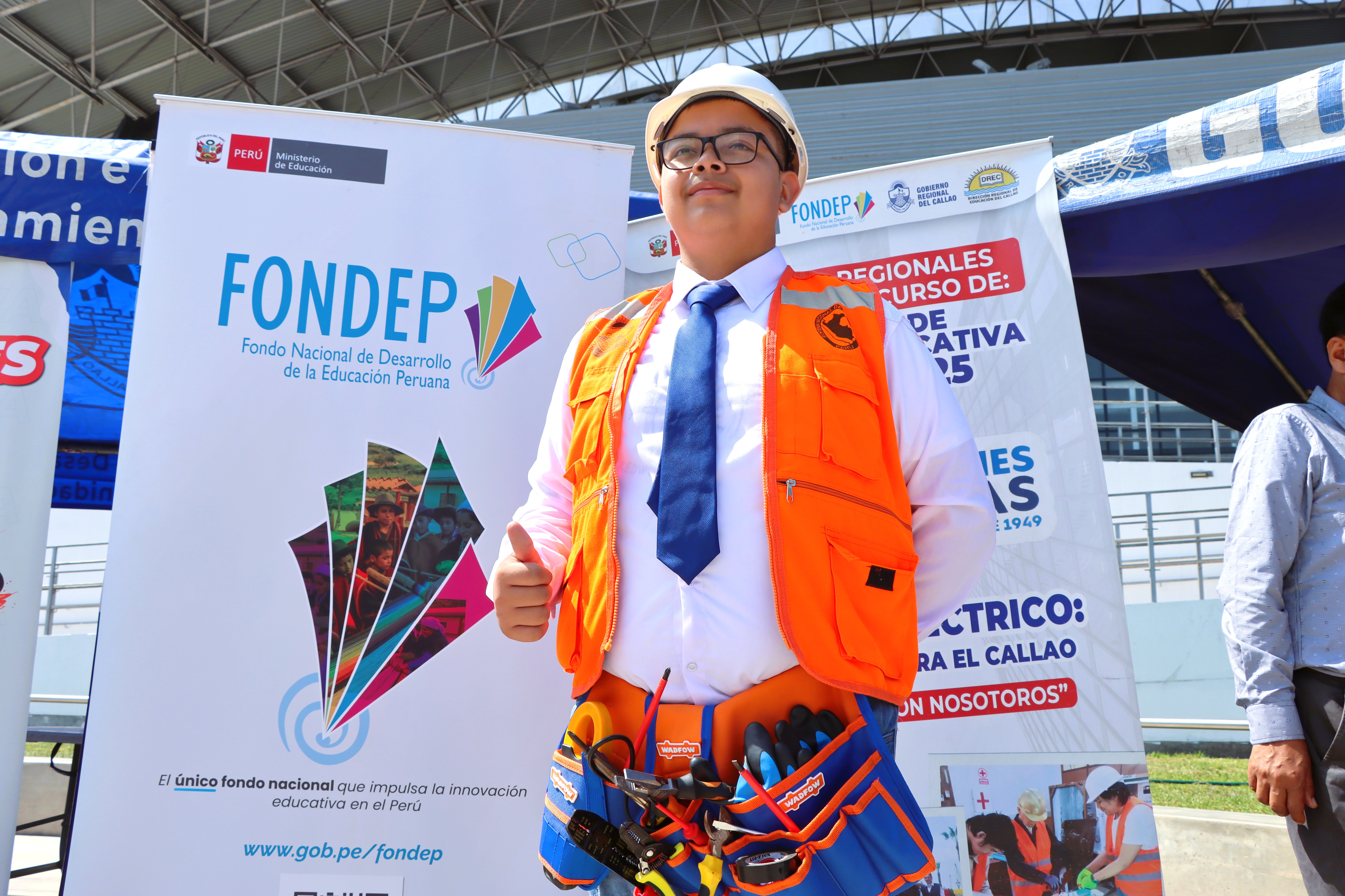 Estudiante de CETPRO ganador.