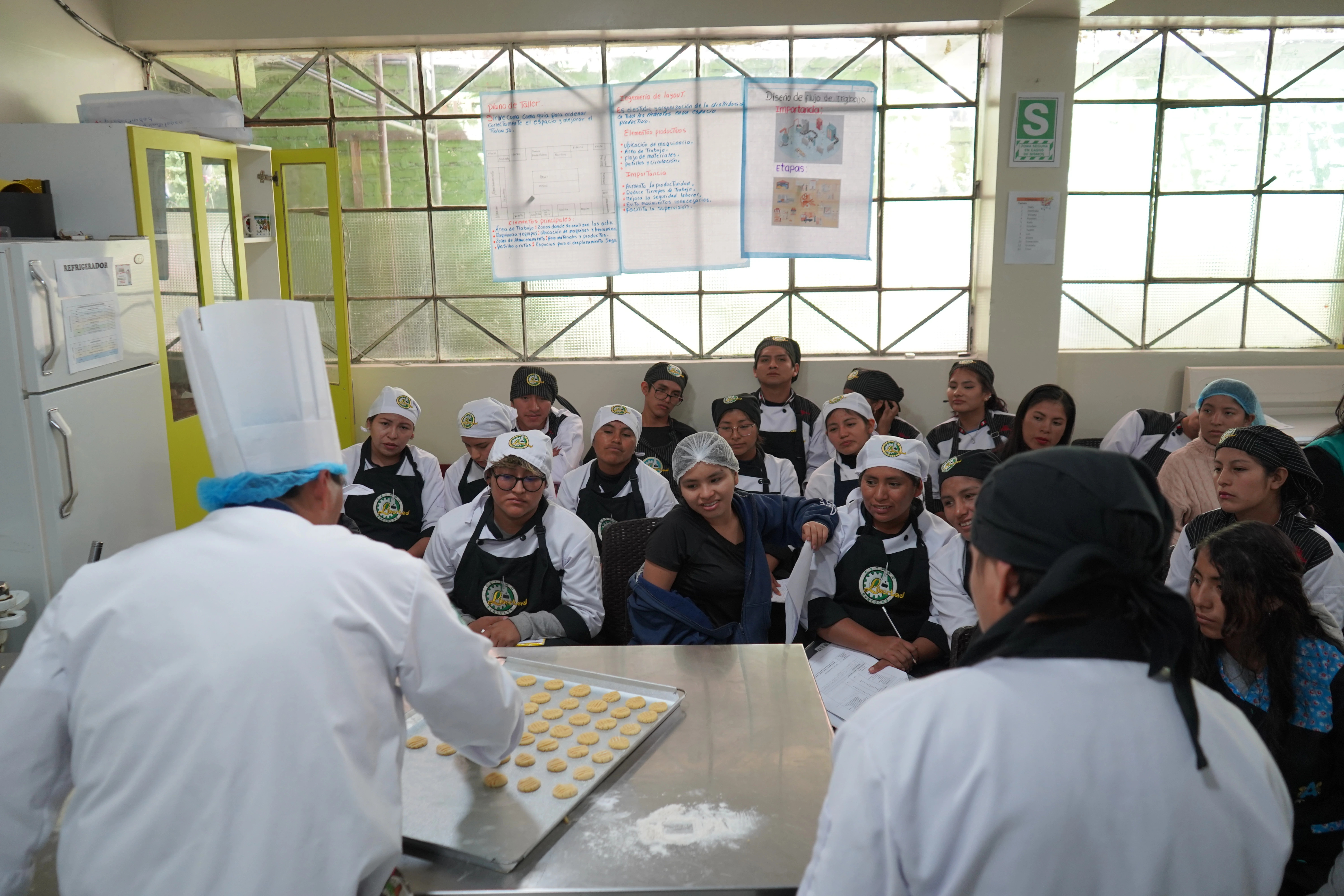 Estudiantes de Ayacucho lanzan línea de snacks saludables.